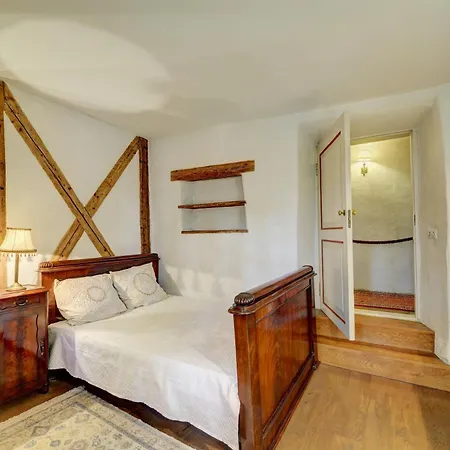 Historic Medieval House With Private Garden Appartamento