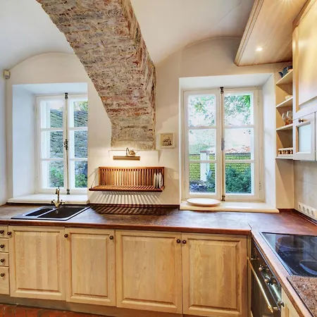 Historic Medieval House With Private Garden Appartamento